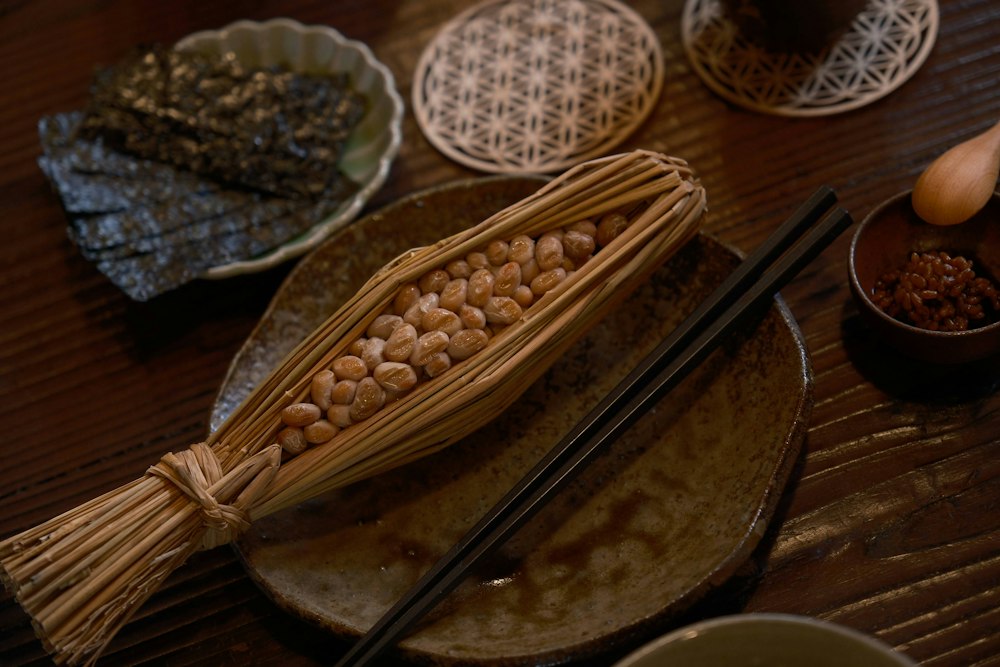 木の器に盛られた料理