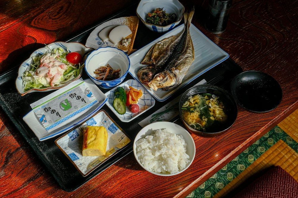 焼き魚と小鉢の和朝食