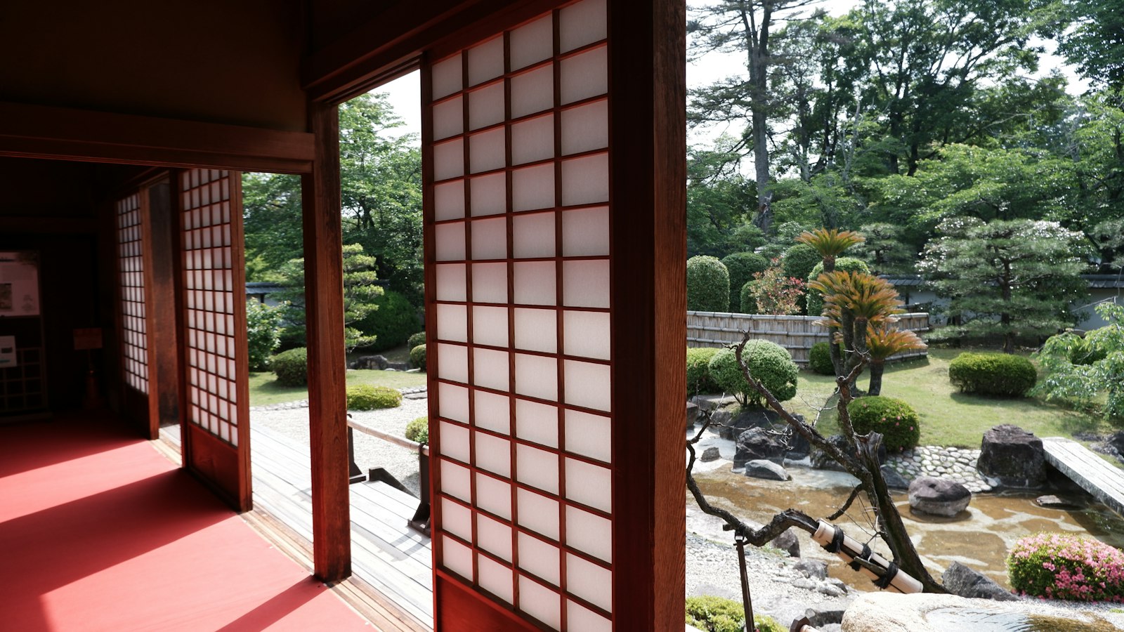 縁側から見る日本庭園