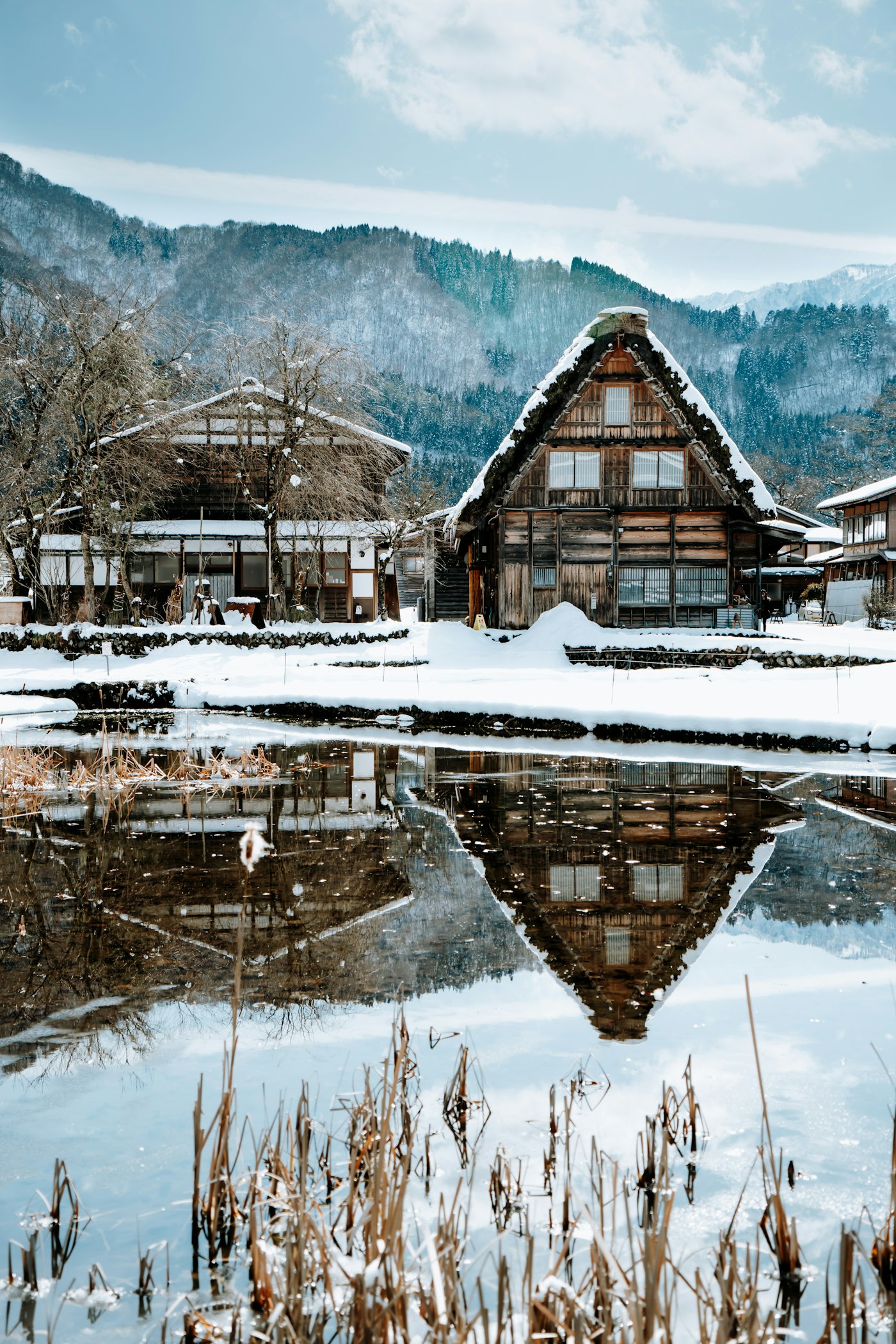 雪に覆われた茅葺きの家
