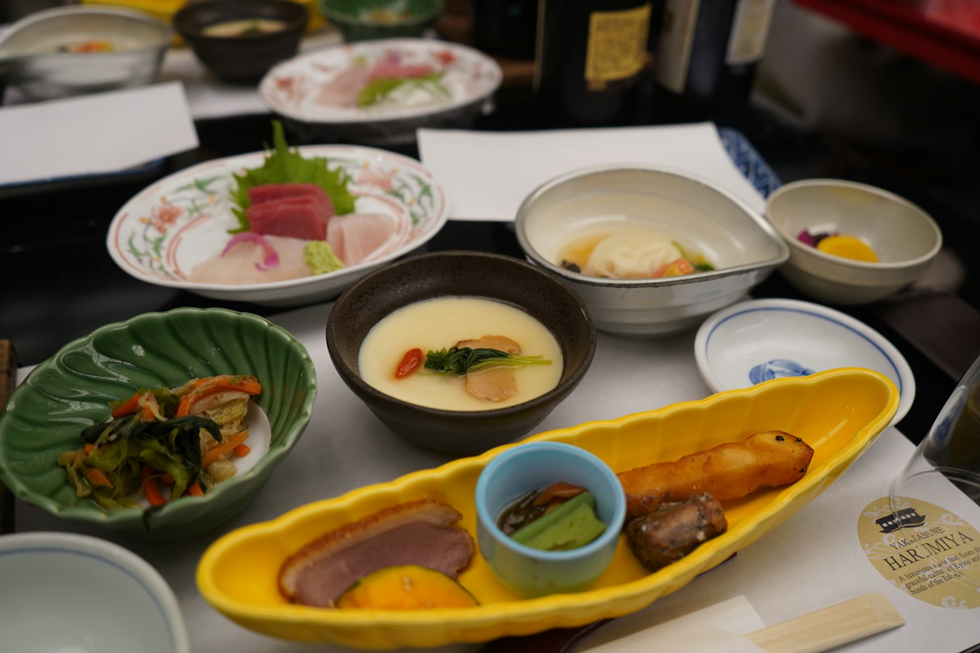 小皿が並ぶ和食の膳